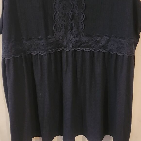 Beautiful Torrid top size 3 - Picture 3 of 5